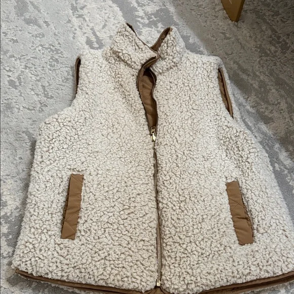 Quilted Sherpa-Lined Vest in Brown - Picture 3 of 3